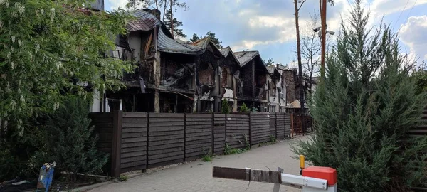 Ukrayna 'da savaş. Rus ordusunun saldırısından sonra Kyiv bölgesinde yıkılan binalar. Rus işgalinin Ukrayna 'daki sonuçları. Kyiv bölgesi, Ukrayna, Haziran 2022