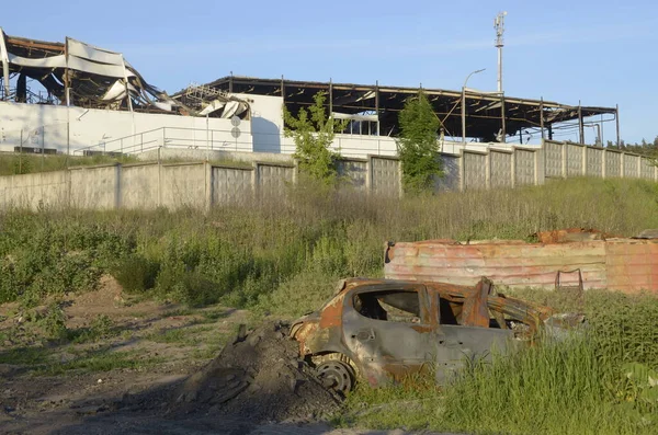 Ukrayna 'da savaş. Rus ordusunun saldırısından sonra Kyiv bölgesinde yıkılan binalar. Rus işgalinin Ukrayna 'daki sonuçları. Kyiv bölgesi, Ukrayna, Haziran 2022