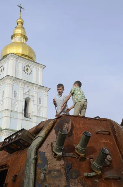Kyiv, Ukrayna - Mayıs 2022: Ukrayna 'nın başkenti Kyiv' deki Mykhailivska Meydanı 'ndaki sergide Rus zırhlı araçları imha edildi