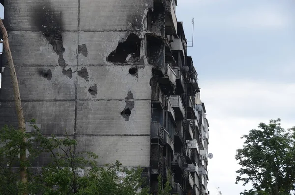 Ukrayna 'da savaş. Rus ordusunun saldırısından sonra Kyiv bölgesinde yıkılan binalar. Rus işgalinin Ukrayna 'daki sonuçları. Kyiv bölgesi, Ukrayna, Haziran 2022