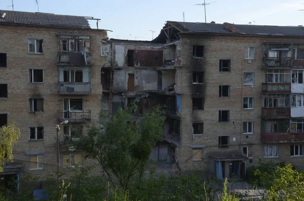 Ukrayna 'da savaş. Rus ordusunun saldırısından sonra Kyiv bölgesinde yıkılan binalar. Rus işgalinin Ukrayna 'daki sonuçları. Kyiv bölgesi, Ukrayna, Haziran 2022