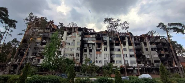 Ukrayna 'da savaş. Rus ordusunun saldırısından sonra Kyiv bölgesinde yıkılan binalar. Rus işgalinin Ukrayna 'daki sonuçları. Kyiv bölgesi, Ukrayna, Haziran 2022