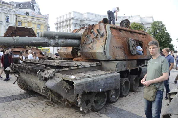 ウクライナのキエフ 2022年5月 ウクライナのキエフにあるMykhalilivska広場での展示会でロシアの装甲車を破壊 — ストック写真