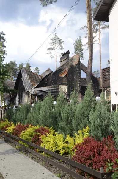 Ukrayna 'da savaş. Rus ordusunun saldırısından sonra Kyiv bölgesinde yıkılan binalar. Rus işgalinin Ukrayna 'daki sonuçları. Kyiv bölgesi, Ukrayna, Haziran 2022