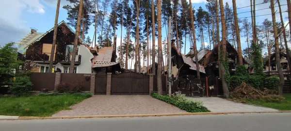 Ukrayna 'da savaş. Rus ordusunun saldırısından sonra Kyiv bölgesinde yıkılan binalar. Rus işgalinin Ukrayna 'daki sonuçları. Kyiv bölgesi, Ukrayna, Haziran 2022