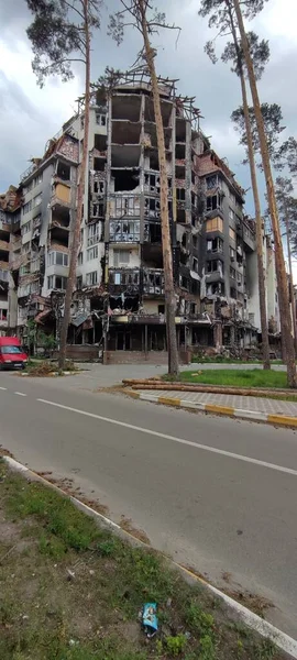 Ukrayna 'da savaş. Rus ordusunun saldırısından sonra Kyiv bölgesinde yıkılan binalar. Rus işgalinin Ukrayna 'daki sonuçları. Kyiv bölgesi, Ukrayna, Haziran 2022