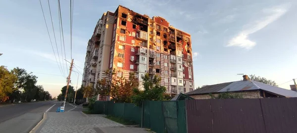 Ukrayna 'da savaş. Rus ordusunun saldırısından sonra Kyiv bölgesinde yıkılan binalar. Rus işgalinin Ukrayna 'daki sonuçları. Kyiv bölgesi, Ukrayna, Haziran 2022