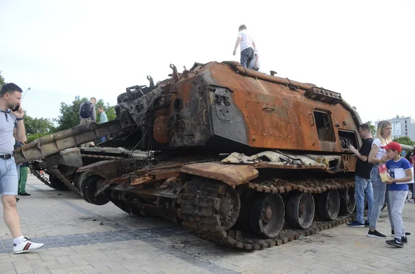 Kyiv, Ukrayna - Mayıs 2022: Ukrayna 'nın başkenti Kyiv' deki Mykhailivska Meydanı 'ndaki sergide Rus zırhlı araçları imha edildi