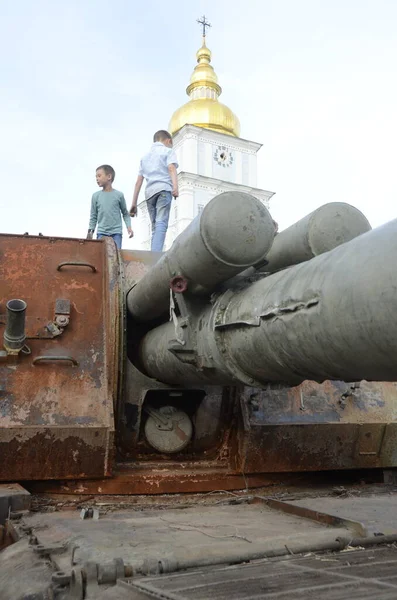 Kyiv, Ukrayna - Mayıs 2022: Ukrayna 'nın başkenti Kyiv' deki Mykhailivska Meydanı 'ndaki sergide Rus zırhlı araçları imha edildi