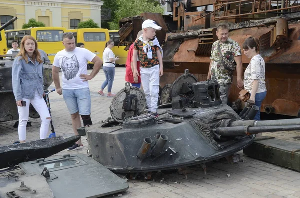 Kyiv, Ukrayna - Mayıs 2022: Ukrayna 'nın başkenti Kyiv' deki Mykhailivska Meydanı 'ndaki sergide Rus zırhlı araçları imha edildi