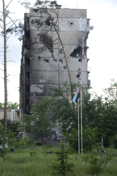 Ukrayna 'da savaş. Rus ordusunun saldırısından sonra Kyiv bölgesinde yıkılan binalar. Rus işgalinin Ukrayna 'daki sonuçları. Kyiv bölgesi, Ukrayna, Haziran 2022