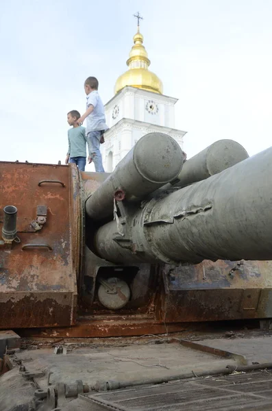 Kyiv, Ukrayna - Mayıs 2022: Ukrayna 'nın başkenti Kyiv' deki Mykhailivska Meydanı 'ndaki sergide Rus zırhlı araçları imha edildi