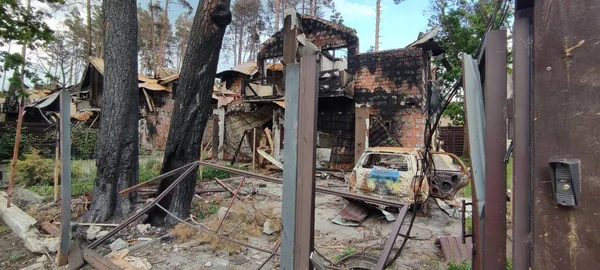 Ukrayna 'da savaş. Rus ordusunun saldırısından sonra Kyiv bölgesinde yıkılan binalar. Rus işgalinin Ukrayna 'daki sonuçları. Kyiv bölgesi, Ukrayna, Haziran 2022