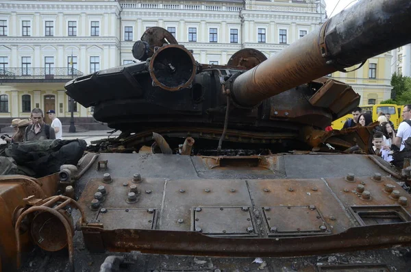 Kyiv, Ukrayna - Mayıs 2022: Ukrayna 'nın başkenti Kyiv' deki Mykhailivska Meydanı 'ndaki sergide Rus zırhlı araçları imha edildi