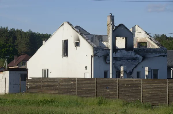 Ukrayna 'da savaş. Rus ordusunun saldırısından sonra Kyiv bölgesinde yıkılan binalar. Rus işgalinin Ukrayna 'daki sonuçları. Kyiv bölgesi, Ukrayna, Haziran 2022