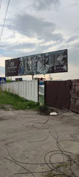 Ukrayna 'da savaş. Rus ordusunun saldırısından sonra Kyiv bölgesinde yıkılan binalar. Rus işgalinin Ukrayna 'daki sonuçları. Kyiv bölgesi, Ukrayna, Haziran 2022