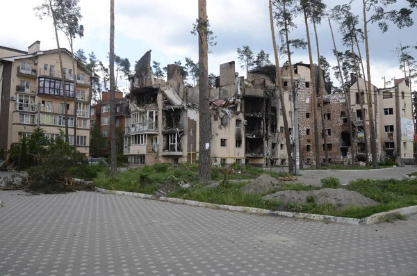 Ukrayna 'da savaş. Rus ordusunun saldırısından sonra Kyiv bölgesinde yıkılan binalar. Rus işgalinin Ukrayna 'daki sonuçları. Kyiv bölgesi, Ukrayna, Haziran 2022