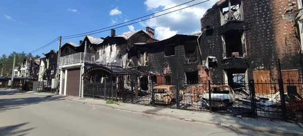 Ukrayna 'da savaş. Rus ordusunun saldırısından sonra Kyiv bölgesinde yıkılan binalar. Rus işgalinin Ukrayna 'daki sonuçları. Kyiv bölgesi, Ukrayna, Haziran 2022