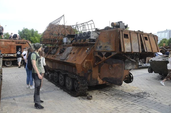 Kyiv, Ukrayna - Mayıs 2022: Ukrayna 'nın başkenti Kyiv' deki Mykhailivska Meydanı 'ndaki sergide Rus zırhlı araçları imha edildi