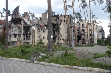 Ukrayna 'da savaş. Rus ordusunun saldırısından sonra Kyiv bölgesinde yıkılan binalar. Rus işgalinin Ukrayna 'daki sonuçları. Kyiv bölgesi, Ukrayna, Haziran 2022