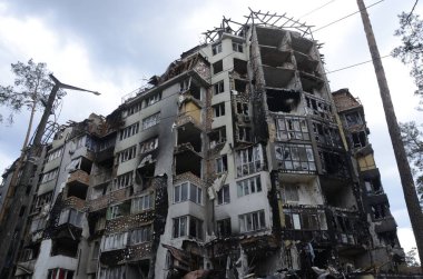 Ukrayna 'da savaş. Rus ordusunun saldırısından sonra Kyiv bölgesinde yıkılan binalar. Rus işgalinin Ukrayna 'daki sonuçları. Kyiv bölgesi, Ukrayna, Haziran 2022