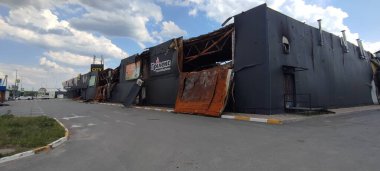 Ukrayna 'da savaş. Rus ordusunun saldırısından sonra Kyiv bölgesinde yıkılan binalar. Rus işgalinin Ukrayna 'daki sonuçları. Kyiv bölgesi, Ukrayna, Haziran 2022