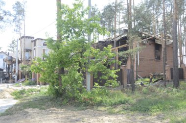 Ukrayna 'da savaş. Rus ordusunun saldırısından sonra Kyiv bölgesinde yıkılan binalar. Rus işgalinin Ukrayna 'daki sonuçları. Kyiv bölgesi, Ukrayna, Haziran 2022