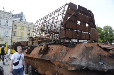 Kyiv, Ukrayna - Mayıs 2022: Ukrayna 'nın başkenti Kyiv' deki Mykhailivska Meydanı 'ndaki sergide Rus zırhlı araçları imha edildi