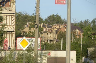 Ukrayna 'da savaş. Rus ordusunun saldırısından sonra Kyiv bölgesinde yıkılan binalar. Rus işgalinin Ukrayna 'daki sonuçları. Kyiv bölgesi, Ukrayna, Haziran 2022