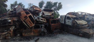 Ukrayna 'da savaş. Rus ordusu tarafından yakıldı, yok edildi ve sivillerin arabaları bombalandı. Rus işgalinin Ukrayna 'daki sonuçları. Irpin, Kyiv bölgesi, Mayıs 2022