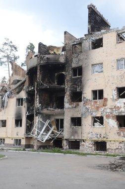 Ukrayna 'da savaş. Rus ordusunun saldırısından sonra Kyiv bölgesinde yıkılan binalar. Rus işgalinin Ukrayna 'daki sonuçları. Kyiv bölgesi, Ukrayna, Haziran 2022