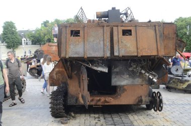 Kyiv, Ukrayna - Mayıs 2022: Ukrayna 'nın başkenti Kyiv' deki Mykhailivska Meydanı 'ndaki sergide Rus zırhlı araçları imha edildi