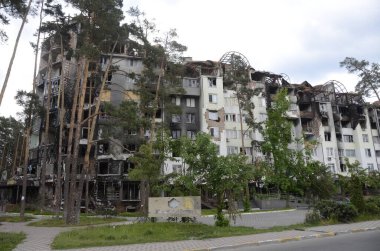 Ukrayna 'da savaş. Rus ordusunun saldırısından sonra Kyiv bölgesinde yıkılan binalar. Rus işgalinin Ukrayna 'daki sonuçları. Kyiv bölgesi, Ukrayna, Haziran 2022