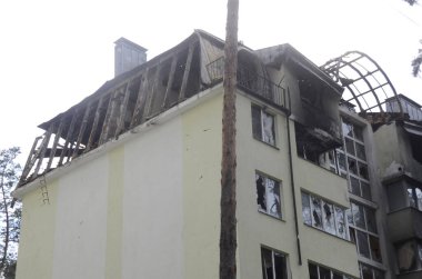 Ukrayna 'da savaş. Rus ordusunun saldırısından sonra Kyiv bölgesinde yıkılan binalar. Rus işgalinin Ukrayna 'daki sonuçları. Kyiv bölgesi, Ukrayna, Haziran 2022
