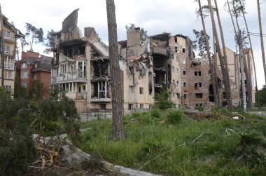 Ukrayna 'da savaş. Rus ordusunun saldırısından sonra Kyiv bölgesinde yıkılan binalar. Rus işgalinin Ukrayna 'daki sonuçları. Kyiv bölgesi, Ukrayna, Haziran 2022