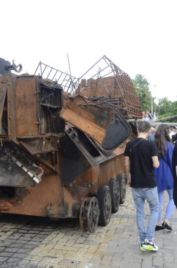 Kyiv, Ukrayna - Mayıs 2022: Ukrayna 'nın başkenti Kyiv' deki Mykhailivska Meydanı 'ndaki sergide Rus zırhlı araçları imha edildi