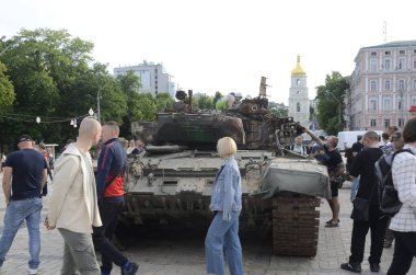 Kyiv, Ukrayna - Mayıs 2022: Ukrayna 'nın başkenti Kyiv' deki Mykhailivska Meydanı 'ndaki sergide Rus zırhlı araçları imha edildi