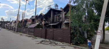 Ukrayna 'da savaş. Rus ordusunun saldırısından sonra Kyiv bölgesinde yıkılan binalar. Rus işgalinin Ukrayna 'daki sonuçları. Kyiv bölgesi, Ukrayna, Haziran 2022