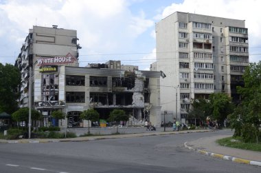 Ukrayna 'da savaş. Rus ordusunun saldırısından sonra Kyiv bölgesinde yıkılan binalar. Rus işgalinin Ukrayna 'daki sonuçları. Kyiv bölgesi, Ukrayna, Haziran 2022