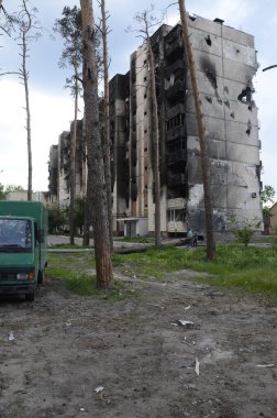 Ukrayna 'da savaş. Rus ordusunun saldırısından sonra Kyiv bölgesinde yıkılan binalar. Rus işgalinin Ukrayna 'daki sonuçları. Kyiv bölgesi, Ukrayna, Haziran 2022