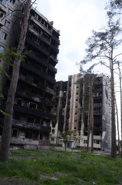 Ukrayna 'da savaş. Rus ordusunun saldırısından sonra Kyiv bölgesinde yıkılan binalar. Rus işgalinin Ukrayna 'daki sonuçları. Kyiv bölgesi, Ukrayna, Haziran 2022