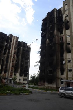 Ukrayna 'da savaş. Rus ordusunun saldırısından sonra Kyiv bölgesinde yıkılan binalar. Rus işgalinin Ukrayna 'daki sonuçları. Kyiv bölgesi, Ukrayna, Haziran 2022