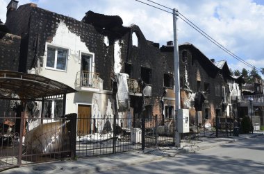 Ukrayna 'da savaş. Rus ordusunun saldırısından sonra Kyiv bölgesinde yıkılan binalar. Rus işgalinin Ukrayna 'daki sonuçları. Kyiv bölgesi, Ukrayna, Haziran 2022