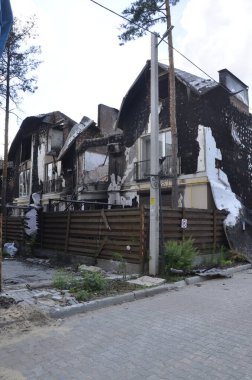 Ukrayna 'da savaş. Rus ordusunun saldırısından sonra Kyiv bölgesinde yıkılan binalar. Rus işgalinin Ukrayna 'daki sonuçları. Kyiv bölgesi, Ukrayna, Haziran 2022