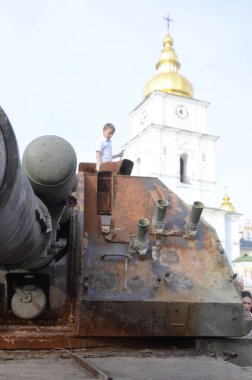 Kyiv, Ukrayna - Mayıs 2022: Ukrayna 'nın başkenti Kyiv' deki Mykhailivska Meydanı 'ndaki sergide Rus zırhlı araçları imha edildi