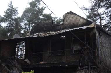 Ukrayna 'da savaş. Rus ordusunun saldırısından sonra Kyiv bölgesinde yıkılan binalar. Rus işgalinin Ukrayna 'daki sonuçları. Kyiv bölgesi, Ukrayna, Haziran 2022