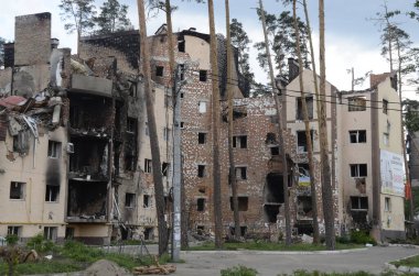 Ukrayna 'da savaş. Rus ordusunun saldırısından sonra Kyiv bölgesinde yıkılan binalar. Rus işgalinin Ukrayna 'daki sonuçları. Kyiv bölgesi, Ukrayna, Haziran 2022