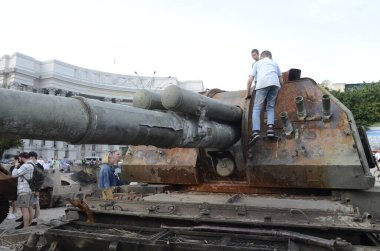 Kyiv, Ukrayna - Mayıs 2022: Ukrayna 'nın başkenti Kyiv' deki Mykhailivska Meydanı 'ndaki sergide Rus zırhlı araçları imha edildi