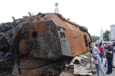 Kyiv, Ukrayna - Mayıs 2022: Ukrayna 'nın başkenti Kyiv' deki Mykhailivska Meydanı 'ndaki sergide Rus zırhlı araçları imha edildi