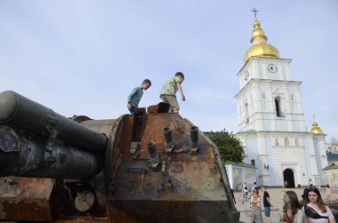Kyiv, Ukrayna - Mayıs 2022: Ukrayna 'nın başkenti Kyiv' deki Mykhailivska Meydanı 'ndaki sergide Rus zırhlı araçları imha edildi